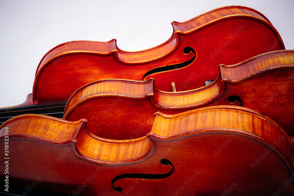 Obraz premium Three violins on a wihte background