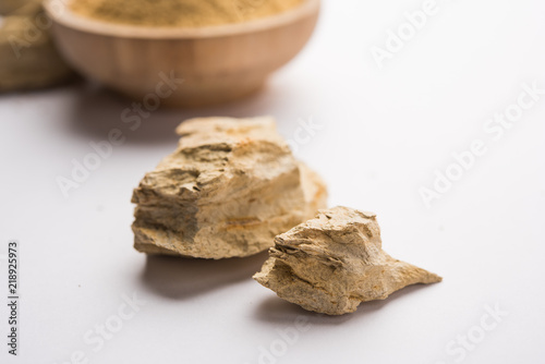 Fuller'S Earth Clay OR Multani mitti in a bowl along with raw stones and mortar