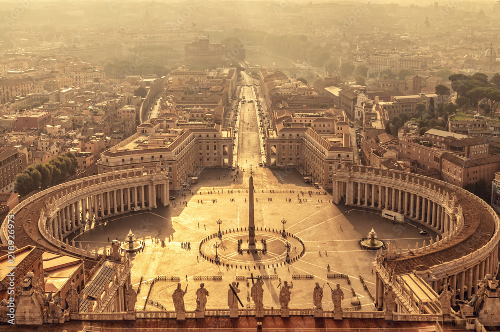 Fototapeta premium Widok z lotu ptaka placu Świętego Piotra w Watykanie, Rzym Włochy