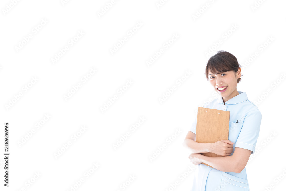 カルテを持つ看護師