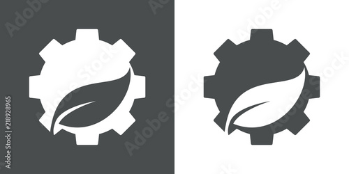 Icono plano engranaje con hoja en espacio negativo en gris y blanco