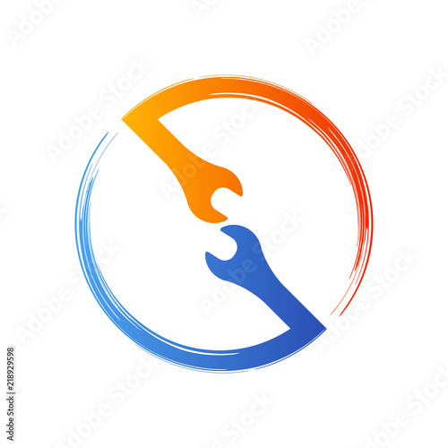 Logotipo llaves girando en circulo en azul y naranja