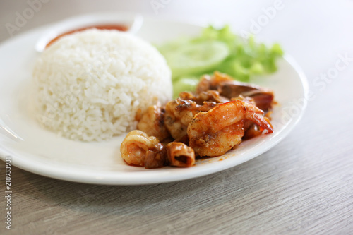 Stir fried shrimps with garlic and cooked rice.