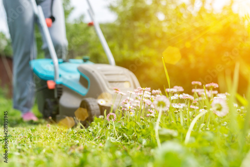 Foto outdoor worker mowing the lawn