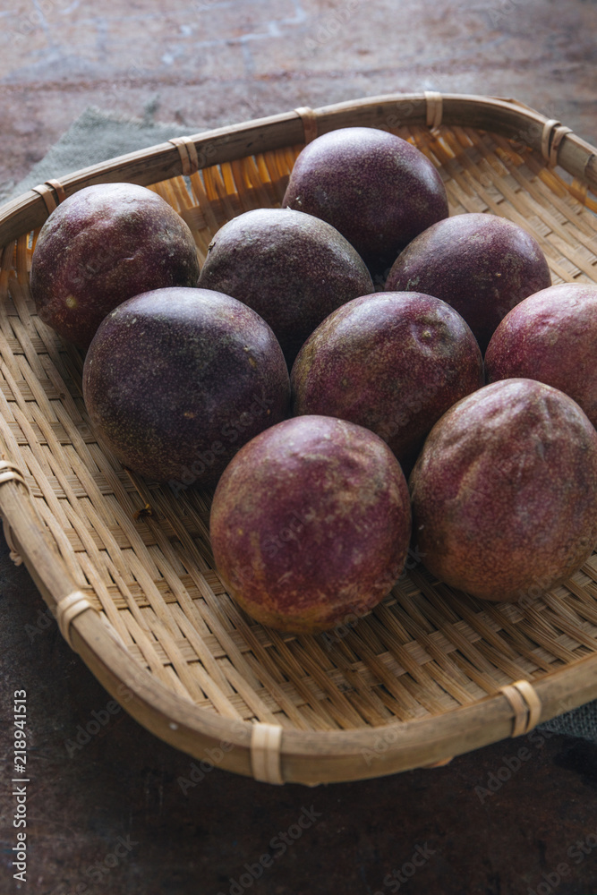 Obraz premium Passion fruit on rustic background.