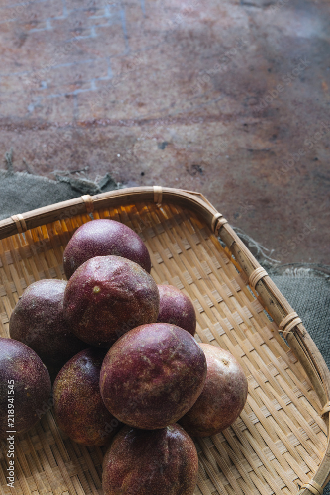 Obraz premium Passion fruit on rustic background.