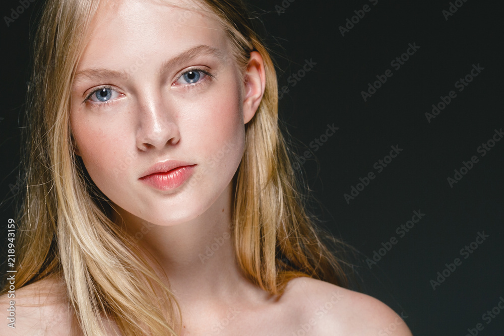 Closeup woman face with healthy skin beauty eyes and lips blonde beautiful girl Closeup woman face with healthy skin beauty eyes and lips blonde beautiful girl
