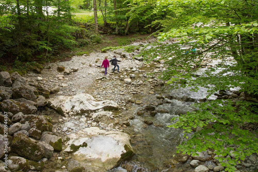 Obraz premium Kinder wandern in Flussbett