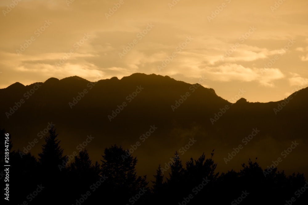 Panorama astratto. Profilo di montagna al tramonto con luce autunnale