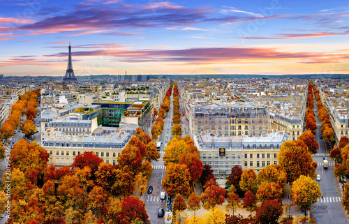 Obraz Widok z lotu ptaka Paryża późną jesienią o zachodzie słońca. Czerwone i pomarańczowe kolorowe drzewa uliczne. Wieża Eiffla w tle. Paryż, Francja