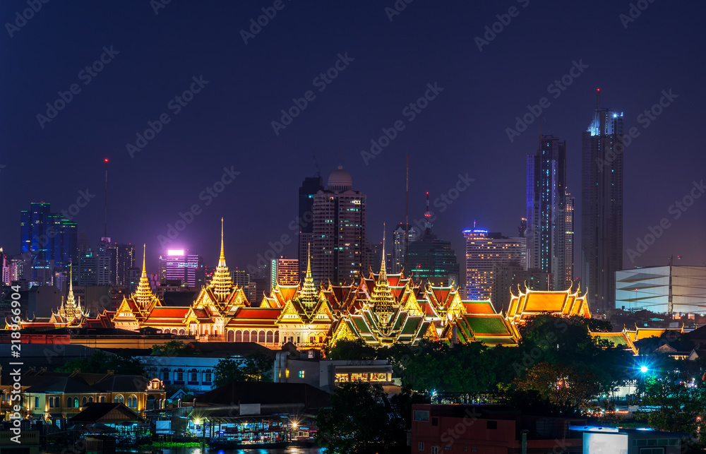 Naklejka premium sceniczny z wielkiego pałacu w bangkoku w tajlandii nocny pejzaż