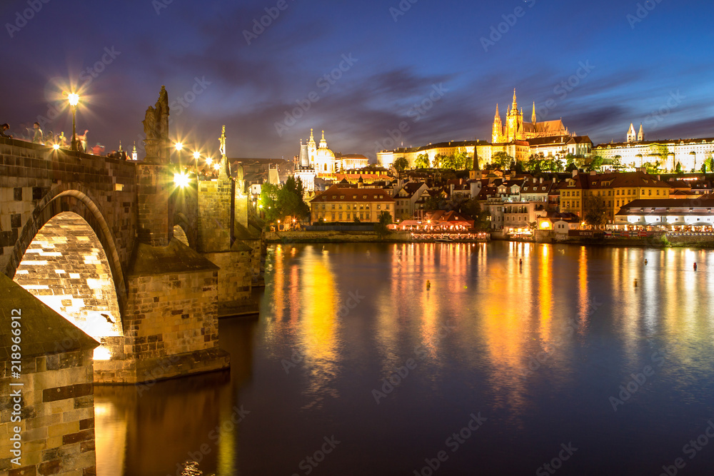 Naklejka premium Castle and St. Vitus cathedral in Prague at night, Czech Republic