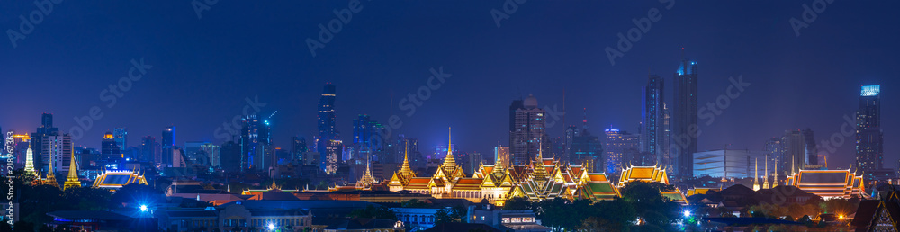 Naklejka premium malownicze panoramy nocnego krajobrazu wielkiego pałacu w bangkoku w tajlandii