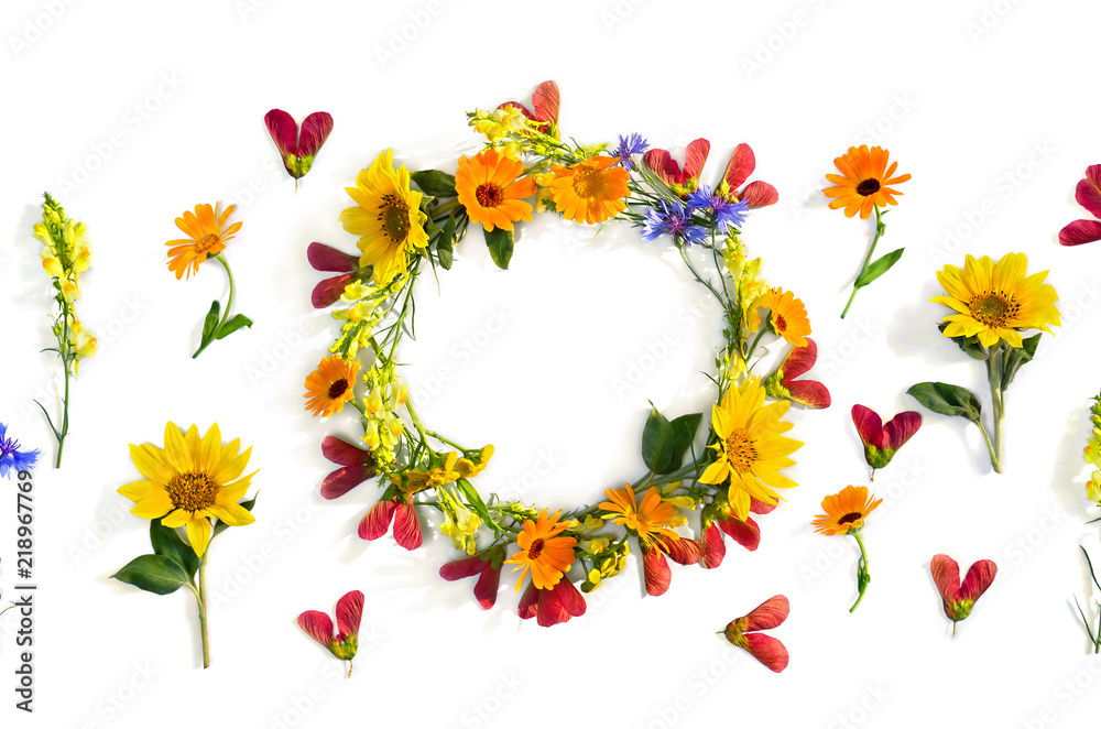 Naklejka premium Wreath of summer wildflowers sunflowers, flowers calendula, linaria, blue cornflowers, red samaras maple ash on white background with space for text. Top view, flat lay