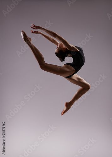 Fototapeta Naklejka Na Ścianę i Meble -  Flexible girl in a jump