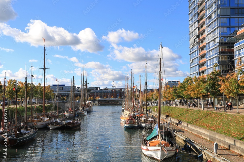 maritimes Flair am Germaniahafen am Kay-City in Kiel im Herbst
