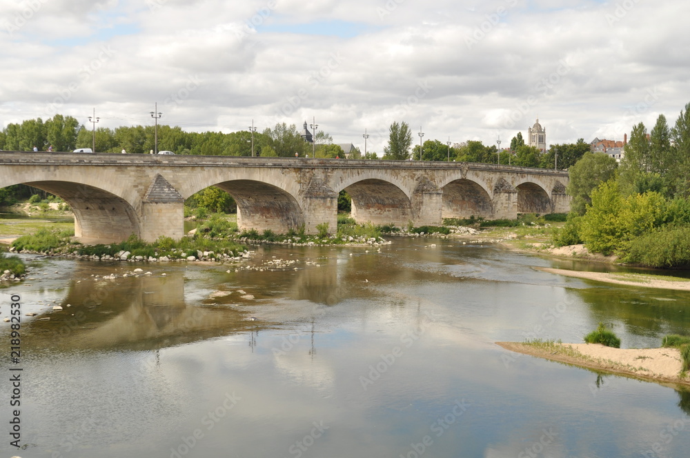 le pont d'Orléans un jour d'été avec les reflexes du ciel et des nuages dans l'eau