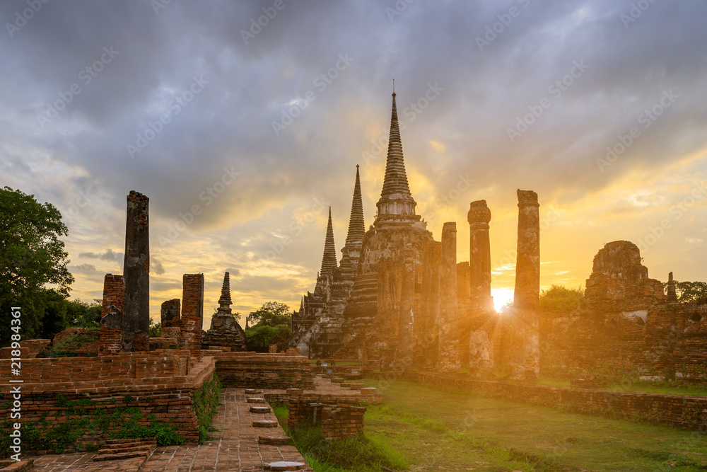 Obraz premium Wat Phra Si Sanphet temple at sun set or twilight, Ayutthaya