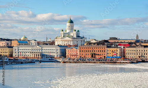Photo Helsinki cityscape with Helsinki Cathedral in winter, Finland