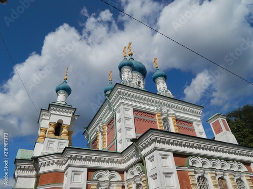 56/5000 Zdaniye pravoslavnoy tserkvi s kupolami na fone neba letom Orthodox church building with domes against the sky in summer photo