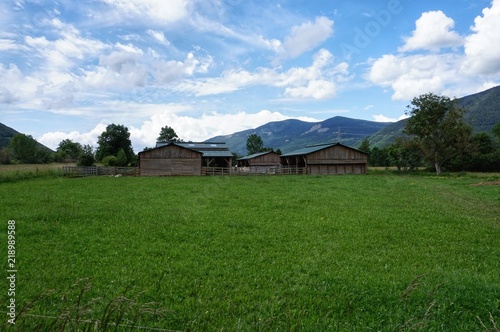 Granja en la montaña y campo verde