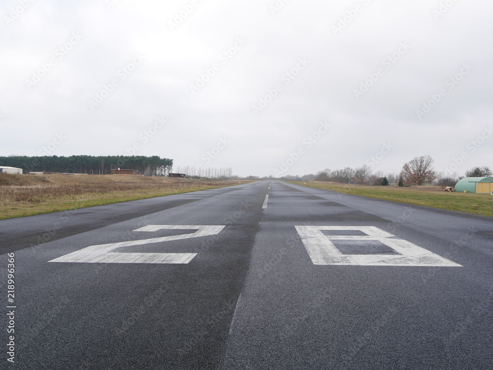 Fototapeta premium Landebahn 28