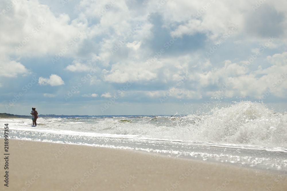 Morze Bałtyckie z falami i błękitnym niebem pełnym chmur