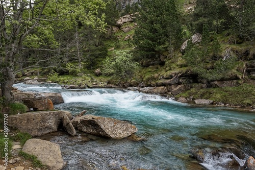 río azul en la montaña