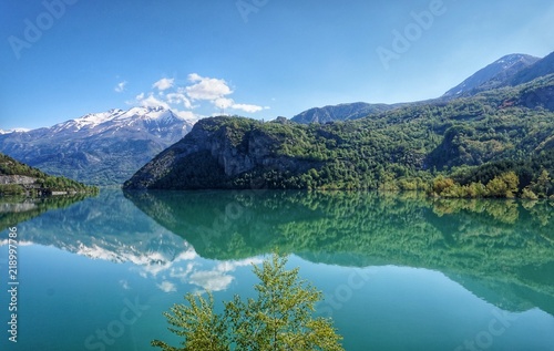 Reflejo de montañas nevadas en el lago 