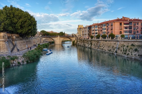 río pasando por la ciudad