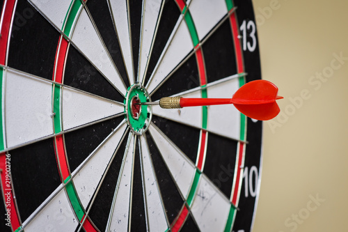 Dart game with arrows