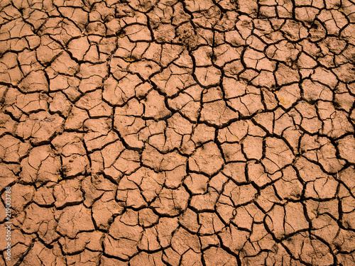 Trockener und rissiger Boden während einer Dürre in Deutschland
