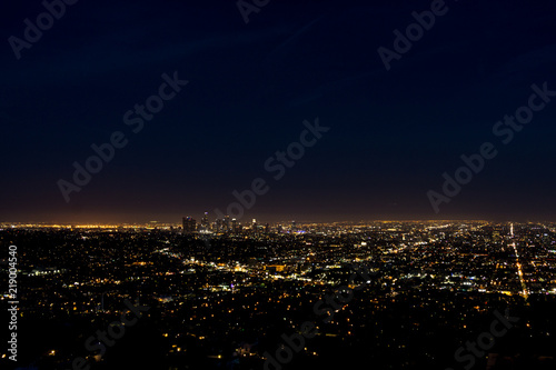 Fototapete View of the downtown Los Angeles skyline at night, from Griffith Observatory, in Griffith Park, Los Angeles, California