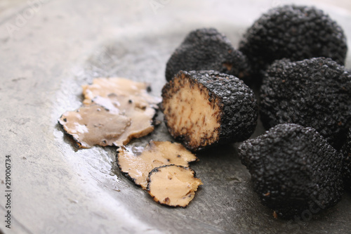 Obraz na płótnie fresh black truffle w salonie