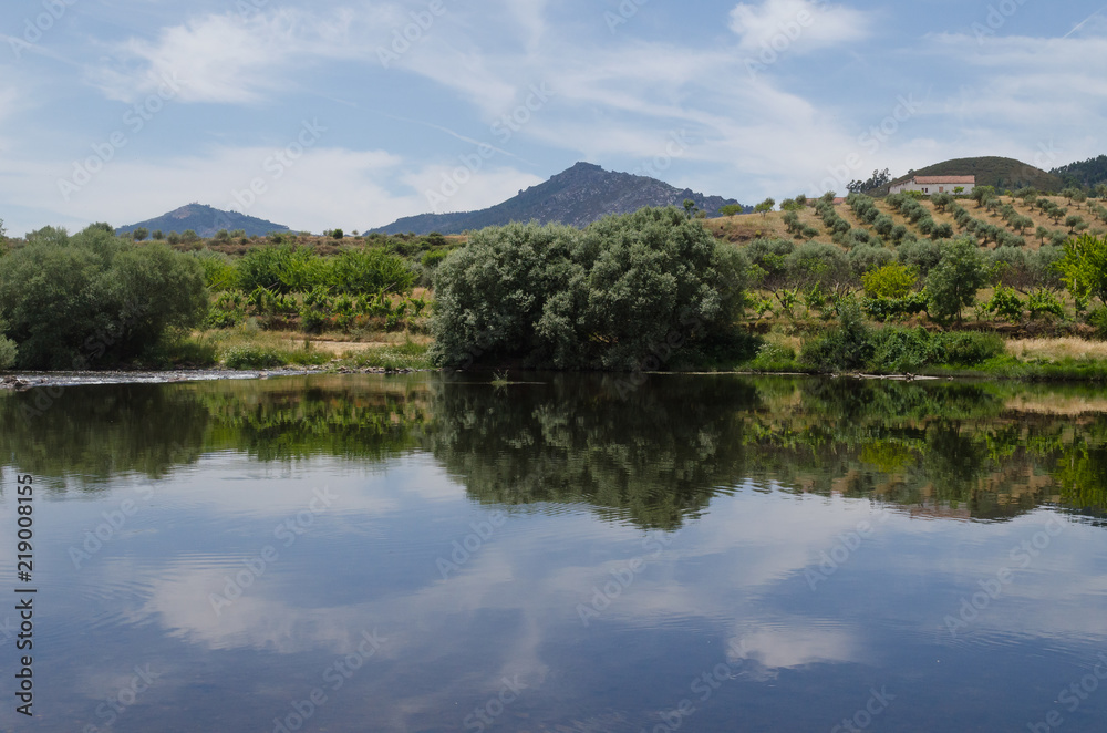 Rio Tua a su paso por Frechas, Mirandela. Distrito de Bragança, Tras-os-montes. Portugal.