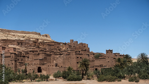 Ciudad amurallada antigua en el desierto