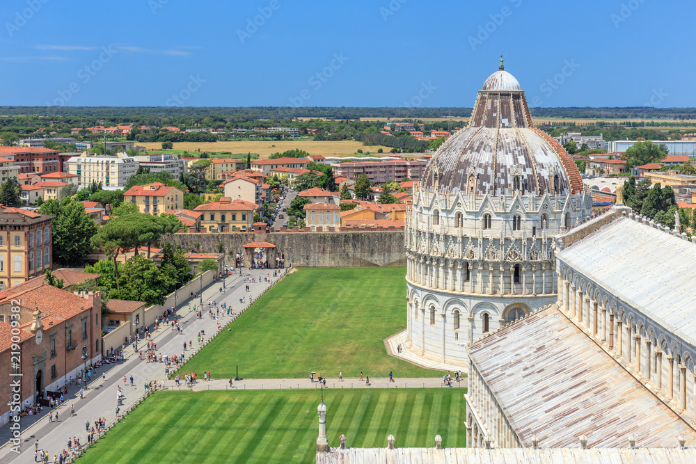 Aussicht vom Schiefen Turm über die Piazza Miracoli über den Dom und das Baptisterium in Pisa