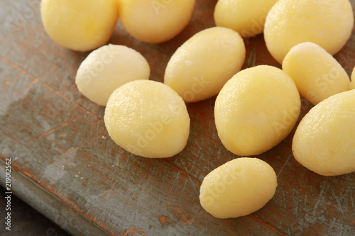 Obraz na płótnie preparing fresh potatoes w salonie