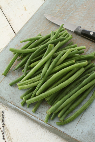 preparing fine green beans