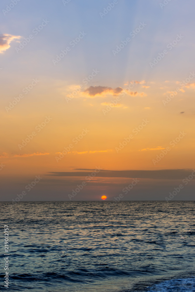 Obraz premium Sunset on the sea. Vertical view.