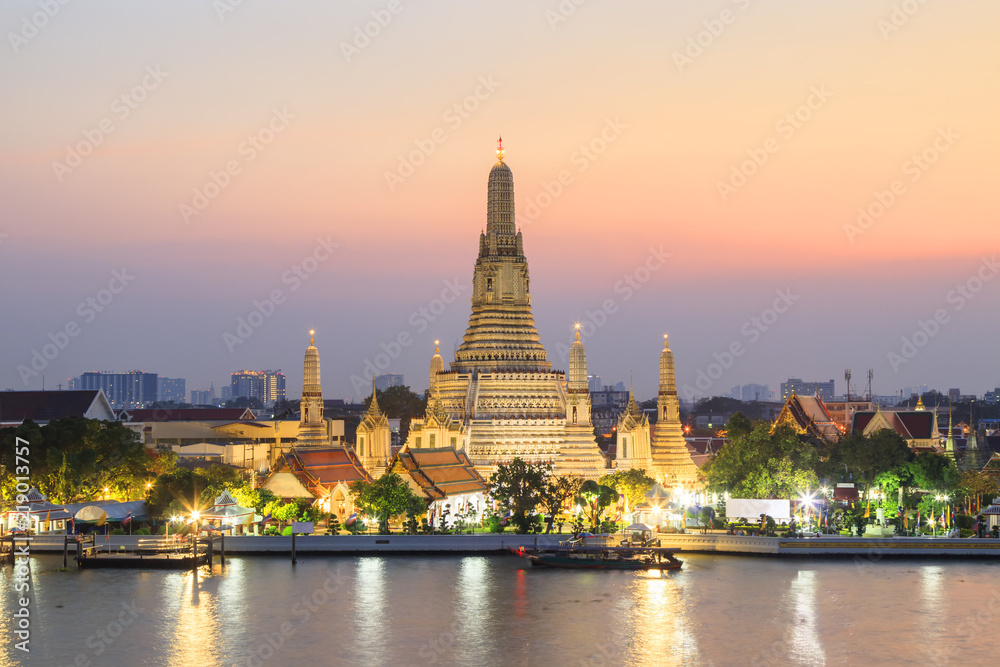 Naklejka premium Świątynia buddyjska Wat Arun o zachodzie słońca w Bangkoku w Tajlandii. Wat Arun jest jednym z najbardziej znanych zabytków Tajlandii. Świątynia Chao Phraya Riverside. Turysta lubi robić zdjęcia i podziwiać piękno.