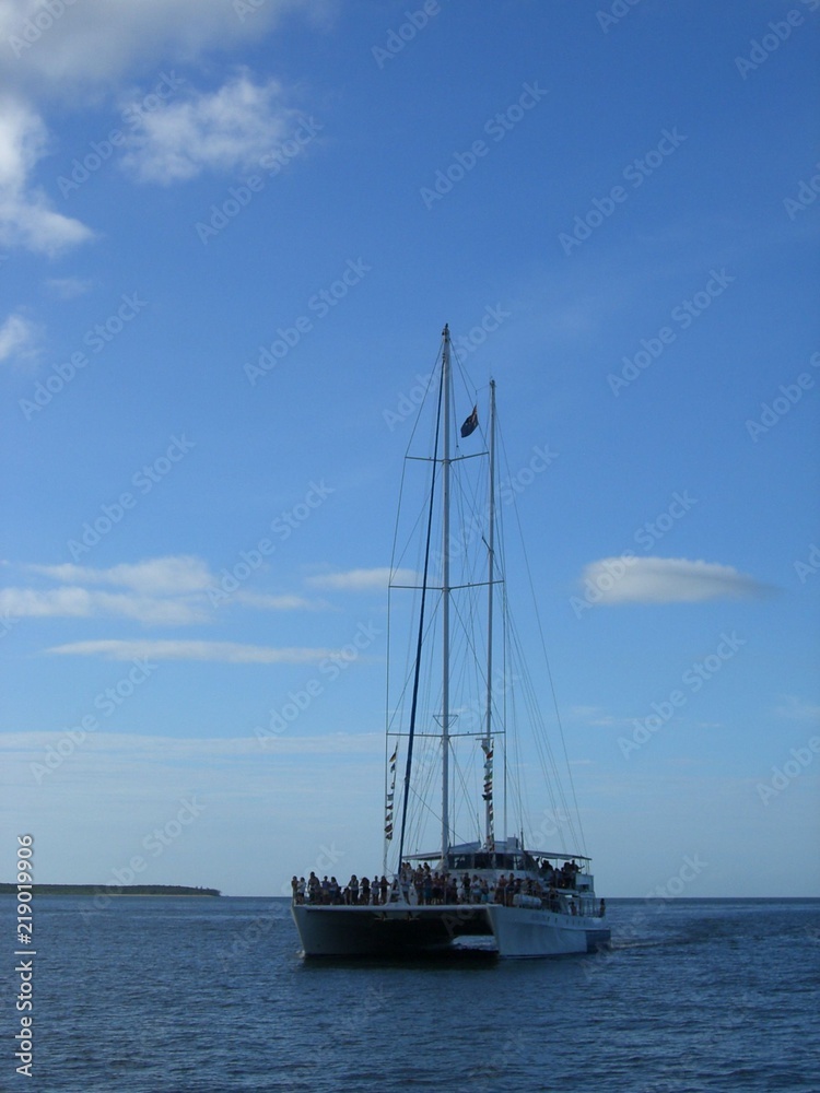 Segelboot mit Menschen