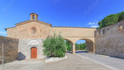Kirche San Jacopo mit dem Stadtor Porta San Jacopo in San Gimignano photo