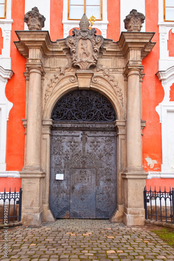 Φωτογραφία The old metal monastery door at the Broumov Monastery, Czechia, Europe