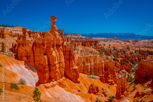 Fotografi Great spires carved away by erosion in Bryce Canyon National Park, Utah, USA