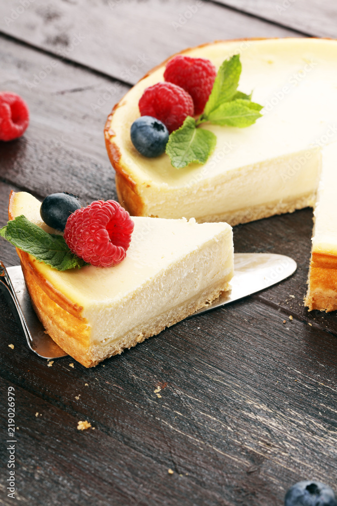Φωτογραφία Homemade cheesecake with fresh raspberries and mint for dessert - healthy organic summer dessert pie cheesecake