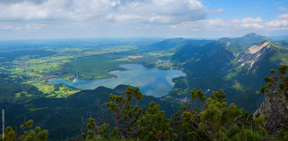 Blick vom Herzogstand Gipfel auf den Kochelsee und ins bayerische Voralpenland