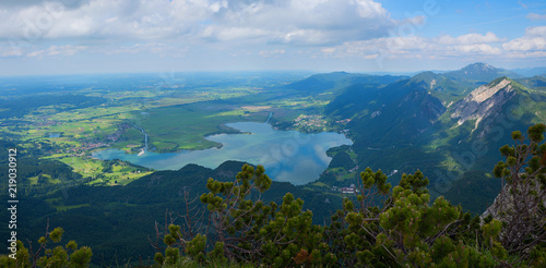Blick vom Herzogstand Gipfel auf den Kochelsee und ins bayerische Voralpenland
