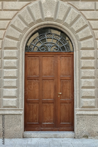 porta in legno di ingresso casa antica, europa