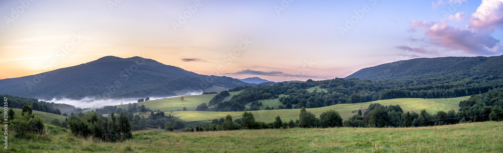 Obraz premium Połonina Caryńska w Bieszczadach o wschodzie słońca. Widok z przełęczy Wyżnej. W oddali Tarnica